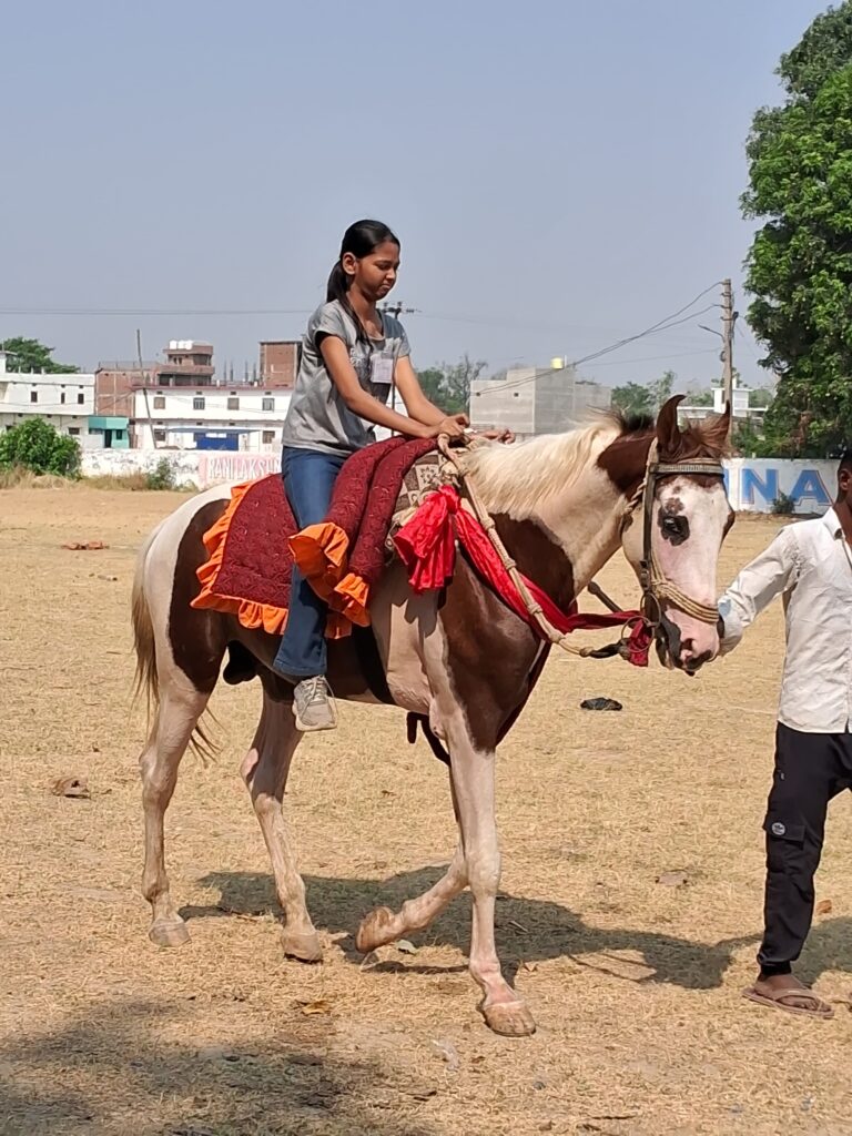 Deoria News:समर कैम्प के तीसरे दिन छात्र-छत्राओं ने घुड़सवारी का लिया आनंद