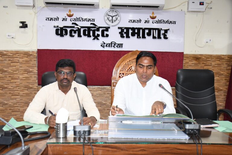 Deoria News:वृक्षारोपण अभियान की सफलता के लिए जन भागीदारी आवश्यक- डीएम