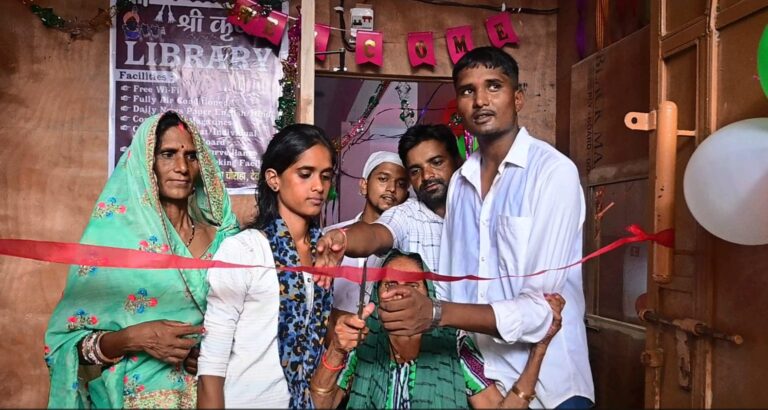 Deoria News:पढ़ाई में दूरी बनी बाधा तो मंशा ने गांव में खोल ली डिजिटल लाइब्रेरी