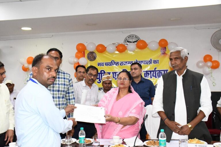 Deoria News:जनपद को मिले 144 लेखपाल,विकास भवन में आयोजित कार्यक्रम में वितरित किया गया नियुक्ति पत्र