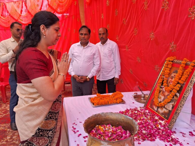 Deoria News: प्रथम पुण्यतिथि पर याद किये गए कीर्ति चक्र विजेता कैप्टन अंशुमान सिंह