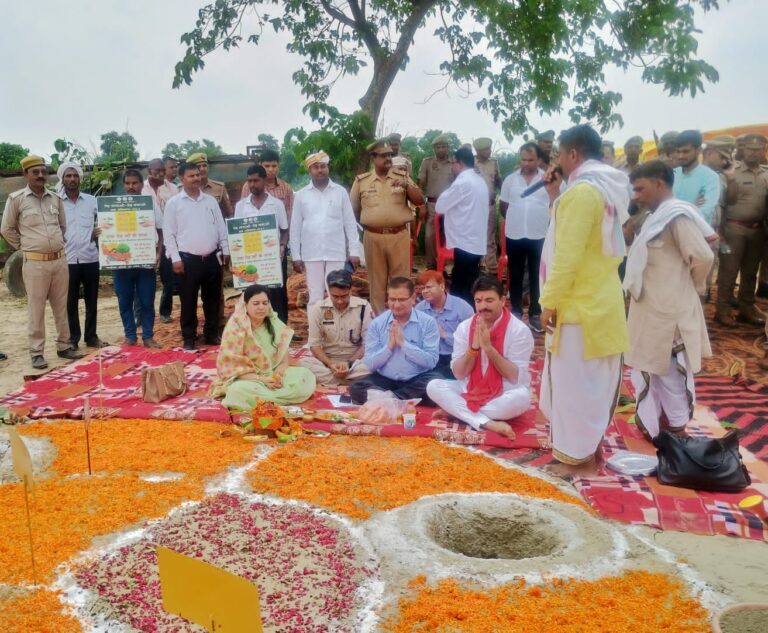 Deoria News:पूजन-अर्चन के साथ देवरिया में शुरू हुआ पौधारोपण का महाभियान