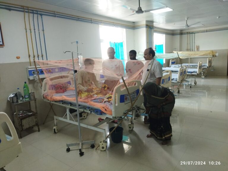 Deoria News:डेंगू से निपटने को स्वास्थ्य विभाग अलर्ट,सीएमओ और सीएमएस ने मेडिकल कॉलेज के डेंगू वार्ड का लिया जायजा