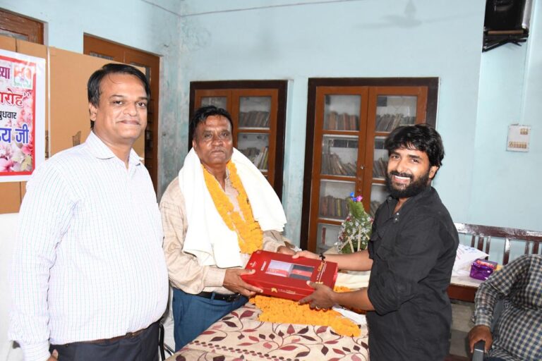 Deoria News:सूचना विभाग के लोकप्रिय अधिकारी ओंकार पांडेय हुए सेवानिवृत्त