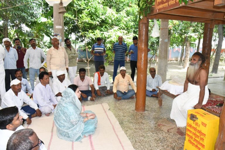 Deoria News:डीएम ने देवरहा बाबा आश्रम संपर्कमार्ग के चौड़ीकरण का दिया निर्देश Deoria News:डीएम ने देवरहा बाबा आश्रम संपर्कमार्ग के चौड़ीकरण का दिया निर्देश