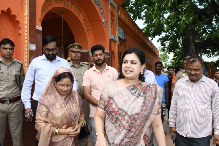 Deoria News:देवरिया की डीएम ने अधिकारियों की कार्यपालक अधिकारी के रूप में लगाई ड्यूटी