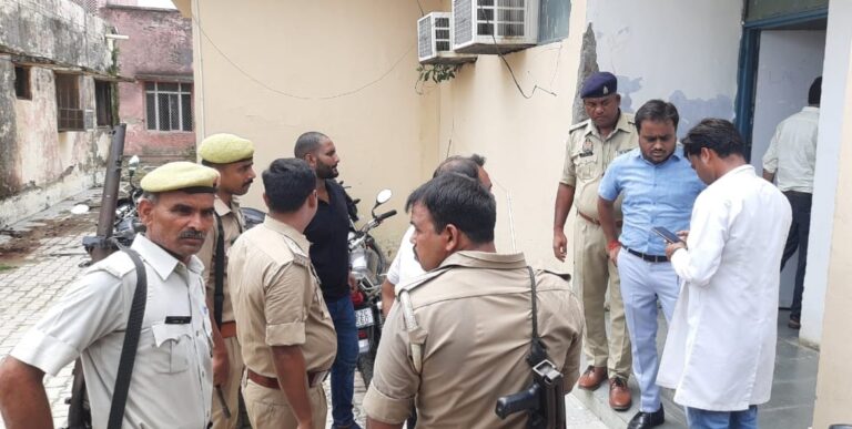 Deoria News:देवरिया मेडिकल कॉलेज में छापा, चार दलाल पकड़े गए Deoria News:देवरिया मेडिकल कॉलेज में छापा, चार दलाल पकड़े गए