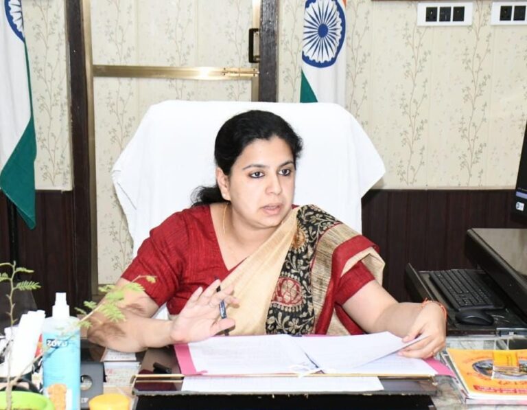 Deoria News:अस्पताल निर्माण करने वाली फर्म को डीएम ने किया ब्लैकलिस्ट,एफआईआर के निर्देश