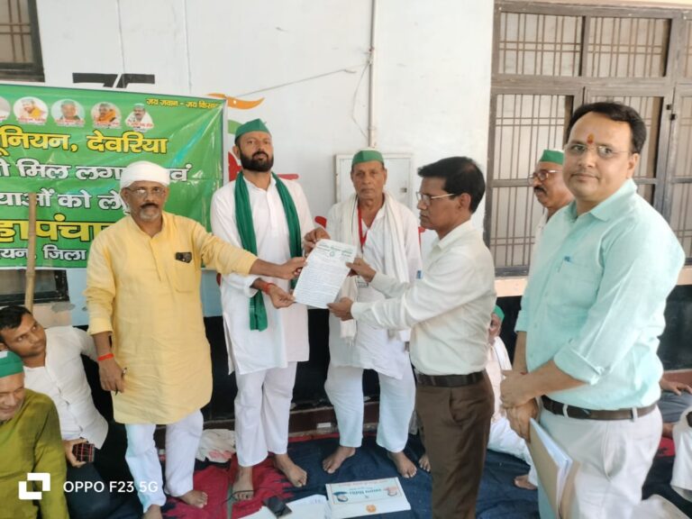 Deoria News:तहसील में फैले व्याप्त भ्रष्टाचार के खिलाफ तहसीलदार कार्यालय पर भाकियू ने की किसान पंचायत