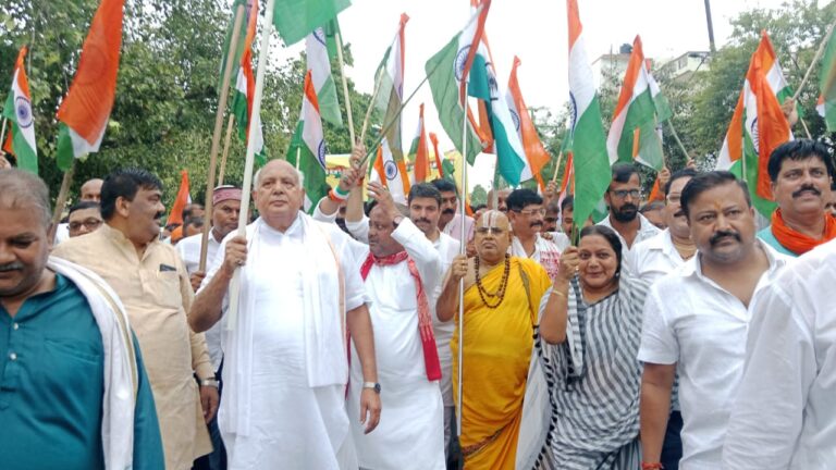 Deoria News:भारत माता की जयकारे से गूंजा शहर बालाजी मंदिर से अमर शहीद रामचन्द्र विद्यार्थी स्मारक स्थल तक निकली भव्य तिरंगा यात्रा