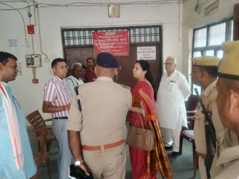 Deoria News:ईवीएम-वीवीपैट वेयरहाउस का डीएम ने किया निरीक्षण