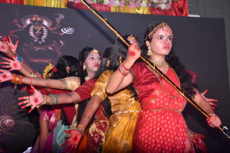 Deoria News:रामलीला मंचन एवं गरबा नृत्य का हुआ भव्य आयोजन